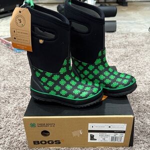 BOGS Kids Black and Green Clover Boots waterproof